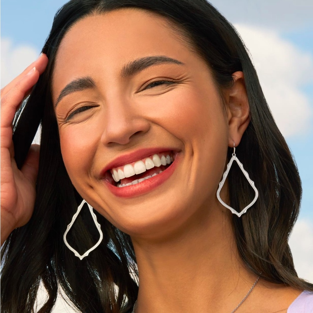 KENDRA SCOTT | Sophie Drop Earrings Silver/White